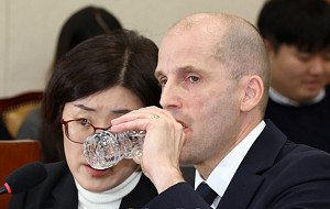 과방위 쿠팡 청문회, 속타는 해롤드 로저스 쿠팡 대표 [포토]