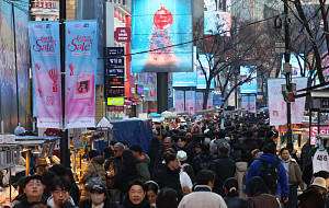 크리스마스 이브, 붐비는 명동거리 [포토로그]