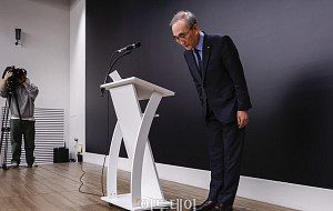 해킹 사태에 고개숙인 김영섭 KT 사장 [포토]