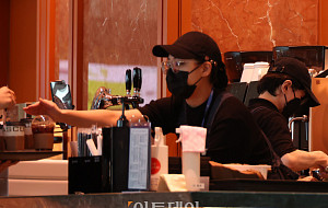 커피값 또 오른다…원두·환율·부자재 삼중고에 물가지수 7.8%↑[포토로그]