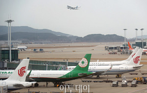 국제선 회복에 하늘길 붐볐다…항공 여객 '역대 최고치' [포토로그]