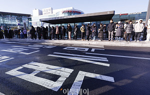 냉동고 추위 속 버스도·택시도 '감감무소식' [한컷]