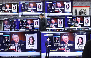 '특검, 윤석열 사형 구형' 뉴스 시청하는 시민 [포토로그]