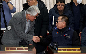 2차 교섭 개시한 서울시내버스 노사 '악수는 했는데' [포토]