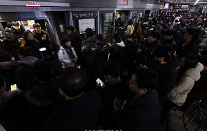 서울 시내버스, '역대 최장' 파업에 퇴근길 이틀째 '교통대란' [포토로그]