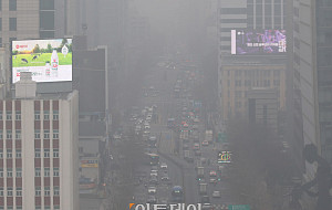 황사·스모그 겹쳐 '나쁨'…서울 도심 뿌연 하늘 [포토]