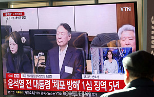 '징역 5년' 1심 선고에 눈 감은 윤석열 [포토로그]