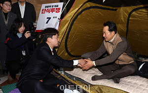 장동혁 손 꼭 잡은 이준석 개혁신당 대표 [포토]