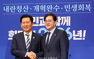 홍익표 정무수석, 민주당 정청래-한병도 예방 [포토]