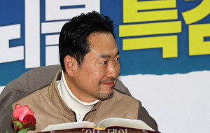 단식농성 일주일 장동혁…지지자들 향해 '미소' [포토]