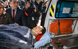 장동혁, 단식 8일 만에 중단…박근혜 권유에 병원 이송 [포토]