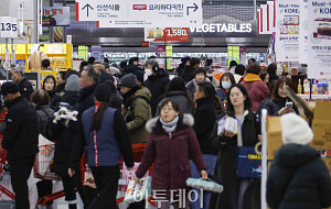 주가 상승에 소비심리 소폭 개선 [포토로그]
