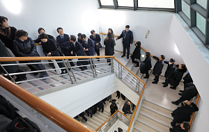 이해찬 전 총리 빈소 이틀째... 이어진 여야·각계 인사 조문 행렬 [포토]