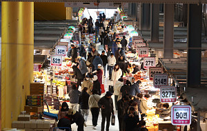 설 대목 맞아 활기 넘치는 청과물시장 [포토로그]