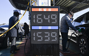 '주유소 기름값 9주 연속 하락세' [포토로그]