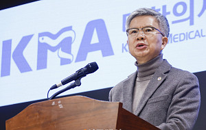 김택우 의사협회장, 의대 정원 증원 관련 긴급 브리핑 [포토]