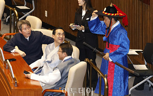 설 연휴 앞둔 본회의장, 한복 차림 의원들 [포토]