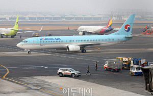 설날, 분주한 김포공항 '북적' [포토]