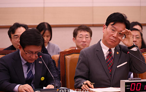 법사위, 답변하는 김영훈-김성환 장관 [포토]