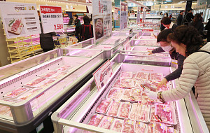 돼지·소·닭고기 가격 10%대 껑충…밥상물가 '들썩' [포토로그]