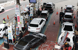 '기름값 더 오르기 전에'…주유소 향하는 '차량 행렬' [포토]