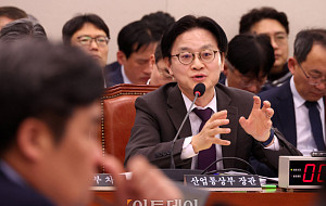 의원 질의에 답하는 김정관 장관 [포토]