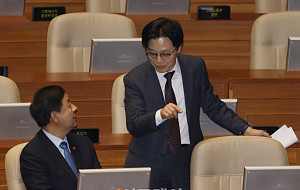 대미투자특별법 국회 '통과'…대화하는 구윤철-김정관 [포토]