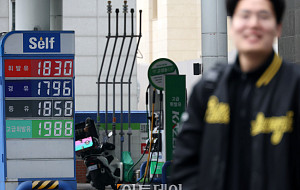 석유 최고가격제 첫 주말, 주유소 기름값 줄줄이 '하락' [포토]