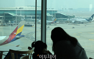 유가·환율 상승, 4월 국제선 항공권 부담 급증…여행객 '울상' [포토로그]