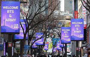 BTS 컴백 공연 D-1, 보라빛 축제 명동거리 '북적' [포토로그]