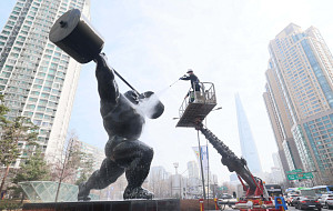 '봄맞이 목욕하는 올림픽로 역도 고릴라' [포토로그]