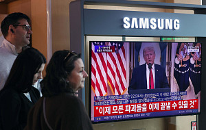 도널드 트럼프 미국 대통령 대국민 연설 시청하는 시민들 [포토]