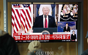 도널드 트럼프, 이란 전쟁 대국민 연설…서울역 대합실 긴장 [포토]