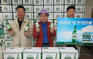 '착한소주990' 홍보하는 조웅래 선양소주 회장 [포토]