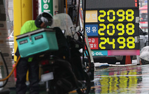 서울 주유소 휘발유에 이어 경유 가격 2000원 돌파 [포토]