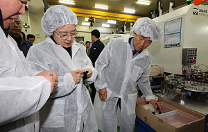 플라스틱 원료 대란, 현장 점검 나선 한성숙 장관 [포토]