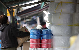 중동전쟁 여파, 비닐·필름 포장재 대란 우려 확산 [포토]
