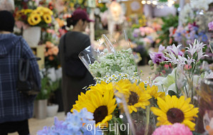 대목 앞두고 한숨만… 고물가에 시든 5월 꽃시장 [포토]