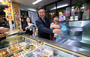 고유가 지원금 지급상황 점검하는 윤호중 장관 [포토]