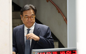 법정 향하는 정진석 전 대통령비서실장 [포토]