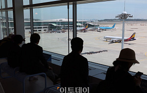 한풀 꺾인 고유가…내려가는 항공권 유류할증료 [포토]