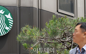 '초록색 세이렌 로고를 향한 달라진 시선' [한컷]