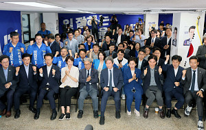 6.3 지방선거 출구조사 결과발표, 환호하는 정원오 캠프 [포토]