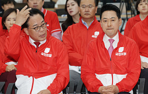 출구조사 방송 지켜보는 국민의힘 지도부 표정 [포토]