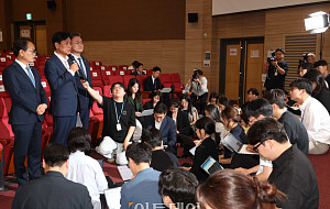 투표용지 부족 논란...여야 정면충돌 [포토]