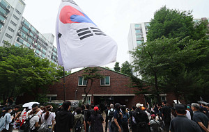 잠실7동 제2투표소 투표함 반출 막아선 시위대 [포토로그]