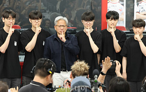 엔비디아 젠슨 황, T1 베이스캠프 방문…페이커 포즈 '인증샷' [포토]