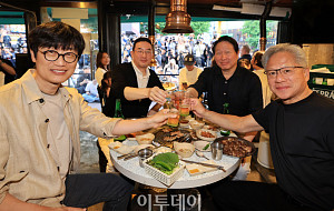 술잔 부딪히는 젠슨 황-최태원-구광모-이해진 [포토]