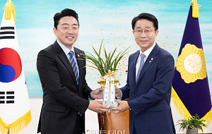 이재명 대통령 축하난 전달하는 강훈식 비서실장 [포토]