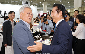당 대표직 사퇴한 정 전 대표, 문 전 대통령 있는 평산책방으로 [포토]